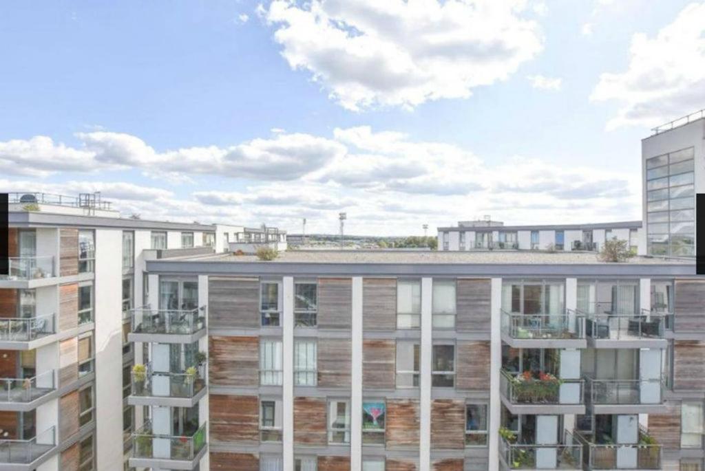 New Stylish 1 Bedroom Flat Stunning Balcony Views Brentford Exteriér fotografie